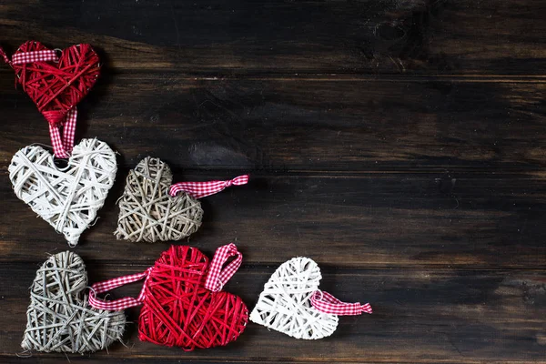 arka plan ile kalpleri, metin, Sevgililer için yer. Sevgililer günü. Seviyorum. Hasır kalpler. Süslemeleri tatil için. Uzay kopyalayın. Düğün kavramı. Romantik fotoğraf.