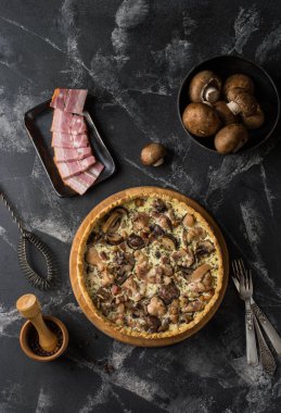 Mantarlı kiş pasta petrol ve koyu arka plan, üstten görünüm üzerinde peynir ile. Mantar ile tuzlu tart. Galette'ye. Tavuk ile tart. Tavuklu böreği. Mantar pasta