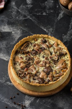 Mantarlı kiş pasta petrol ve koyu arka plan, üstten görünüm üzerinde peynir ile. Mantar ile tuzlu tart. Galette'ye. Tavuk ile tart. Tavuklu böreği. Mantar pasta