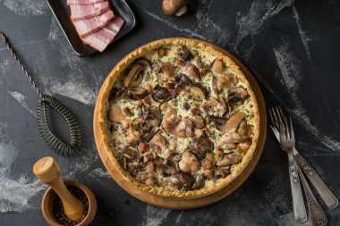 Mantarlı kiş pasta petrol ve koyu arka plan, üstten görünüm üzerinde peynir ile. Mantar ile tuzlu tart. Galette'ye. Tavuk ile tart. Tavuklu böreği. Mantar pasta.