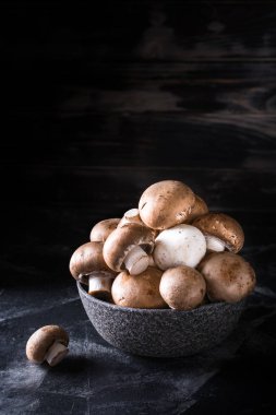 Hasat mantar plaka. Seçici odak. Kraliyet champignon. Vejetaryen. Vejetaryen yiyecekler, Vitamin. Sağlıklı gıda. Pişirme işlemi