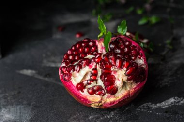 Olgun nar meyve siyah arka plan üzerine. Vejetaryen. Vitamini. Sağlıklı gıda. Diyet gıda.