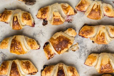 Parşömen kağıtları, üstten görünüm üzerinde taze pişmiş kruvasanlar. Kahvaltı. Kahve zamanı. Kahve molası. Brunch. Fransız öğle yemeği. Fransız Kahvaltı