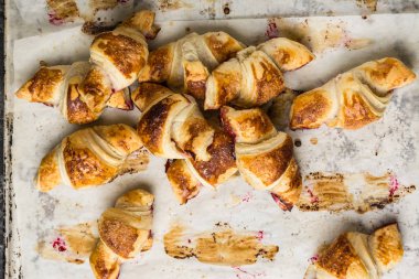 Parşömen kağıtları, üstten görünüm üzerinde taze pişmiş kruvasanlar. Kahvaltı. Kahve zamanı. Kahve molası. Brunch. Fransız öğle yemeği. Fransız Kahvaltı