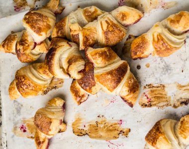 Parşömen kağıtları, üstten görünüm üzerinde taze pişmiş kruvasanlar. Kahvaltı. Kahve zamanı. Kahve molası. Brunch. Fransız öğle yemeği. Fransız Kahvaltı