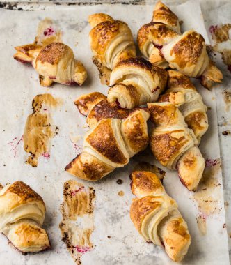 Parşömen kağıtları, üstten görünüm üzerinde taze pişmiş kruvasanlar. Kahvaltı. Kahve zamanı. Kahve molası. Brunch. Fransız öğle yemeği. Fransız Kahvaltı