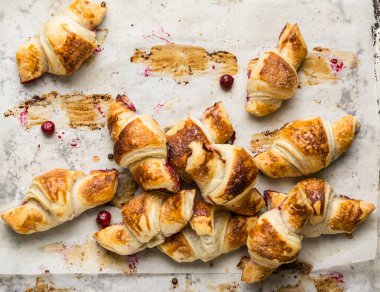 Parşömen kağıtları, üstten görünüm üzerinde taze pişmiş kruvasanlar. Kahvaltı. Kahve zamanı. Kahve molası. Brunch. Fransız öğle yemeği. Fransız Kahvaltı