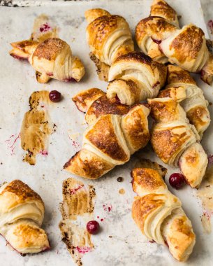 Parşömen kağıtları, üstten görünüm üzerinde taze pişmiş kruvasanlar. Kahvaltı. Kahve zamanı. Kahve molası. Brunch. Fransız öğle yemeği. Fransız Kahvaltı