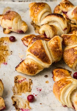 Parşömen kağıtları, üstten görünüm üzerinde taze pişmiş kruvasanlar. Kahvaltı. Kahve zamanı. Kahve molası. Brunch. Fransız öğle yemeği. Fransız Kahvaltı