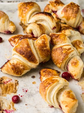 Parşömen kağıtları, üstten görünüm üzerinde taze pişmiş kruvasanlar. Kahvaltı. Kahve zamanı. Kahve molası. Brunch. Fransız öğle yemeği. Fransız Kahvaltı