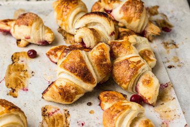 Parşömen kağıtları, üstten görünüm üzerinde taze pişmiş kruvasanlar. Kahvaltı. Kahve zamanı. Kahve molası. Brunch. Fransız öğle yemeği. Fransız Kahvaltı