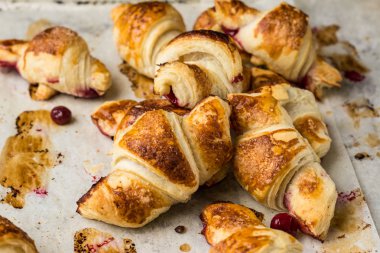 Parşömen kağıtları, üstten görünüm üzerinde taze pişmiş kruvasanlar. Kahvaltı. Kahve zamanı. Kahve molası. Brunch. Fransız öğle yemeği. Fransız Kahvaltı