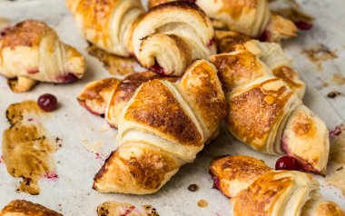 Parşömen kağıtları, üstten görünüm üzerinde taze pişmiş kruvasanlar. Kahvaltı. Kahve zamanı. Kahve molası. Brunch. Fransız öğle yemeği. Fransız Kahvaltı