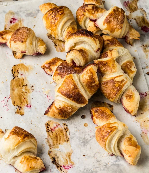 Parşömen kağıtları, üstten görünüm üzerinde taze pişmiş kruvasanlar. Kahvaltı. Kahve zamanı. Kahve molası. Brunch. Fransız öğle yemeği. Fransız Kahvaltı