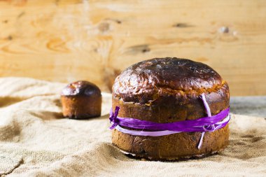 Paskalya tatlı ekmek Ortodoks Kulich, Paska, söğüt twigs. Ahşap arka planda Paskalya renkli yumurta. Paskalya. Tatil kahvaltısı. Paskalya avuç Içi Pazar. Metin alanı.