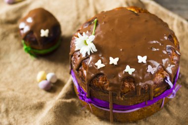 Paskalya tatlı ekmek Ortodoks Kulich, Paska, söğüt twigs. Ahşap arka planda Paskalya renkli yumurta. Paskalya. Tatil kahvaltısı. Paskalya avuç Içi Pazar. Metin alanı.