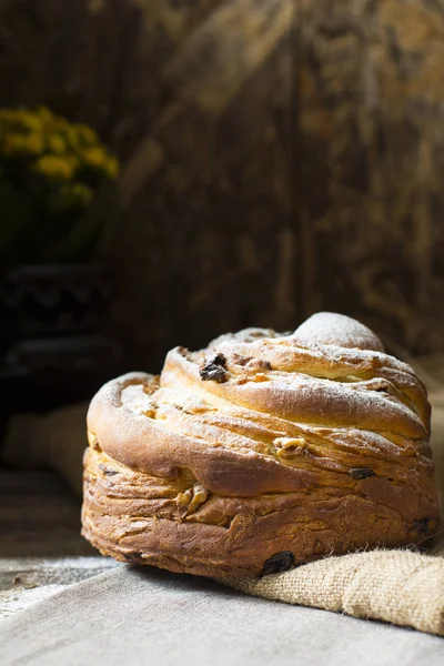 Påske søde brød ortodokse kulich, paska, pil kviste. Påske Farverige æg på træ baggrund. Påske. Ferie morgenmad. Påskesøndag. Plads til tekst . - Stock-foto