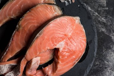 Mermer masada çiğ somon, domates ve tuz. Taze balık. Kırmızı balık. Sashimi. Suşi. Carpaccio. Deniz ürünleri.