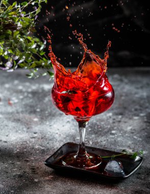 Kokteyl Splash Fotoğraf. Bar. Kokteyl. Alkol. Votka. Parti. Hareket fotoğrafı.