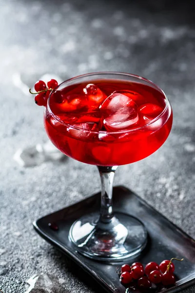 Cóctel rojo con vapor de hielo. Cóctel con humo. Bebida alcohólica, vodka, hielo, fiesta, hielo seco . — Foto de Stock