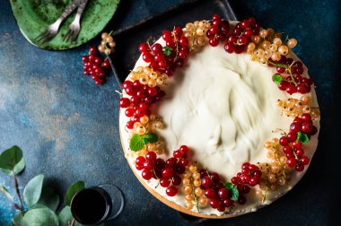 Kirazlı pasta. Rus pastası. Geleneksel tatlı. Çocuk oyuncağı. Böğürtlen, tatlı. Frenk üzümü. Frenk üzümü. Katmanlı kremalı meyveli kekin yakın çekim görüntüsü..