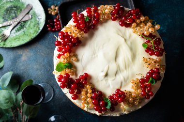 Kirazlı pasta. Rus pastası. Geleneksel tatlı. Çocuk oyuncağı. Böğürtlen, tatlı. Frenk üzümü. Frenk üzümü. Katmanlı kremalı meyveli kekin yakın çekim görüntüsü..