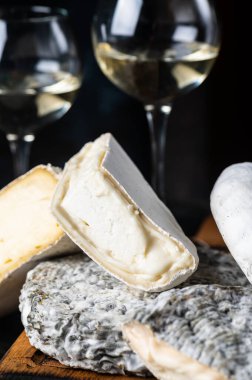Çeşitli peynir kompozisyonu. Gorgonzola, camembert peyniri. Rokfor, mavi alarm. Ceviz ve şarap. Aperatif ve gurme yemekleri. Kavanozda bal