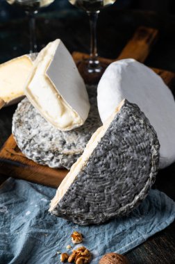 Çeşitli peynir kompozisyonu. Gorgonzola, camembert peyniri. Rokfor, mavi alarm. Ceviz ve şarap. Aperatif ve gurme yemekleri. Kavanozda bal