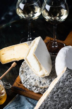 Çeşitli peynir kompozisyonu. Gorgonzola, camembert peyniri. Rokfor, mavi alarm. Ceviz ve şarap. Aperatif ve gurme yemekleri. Kavanozda bal
