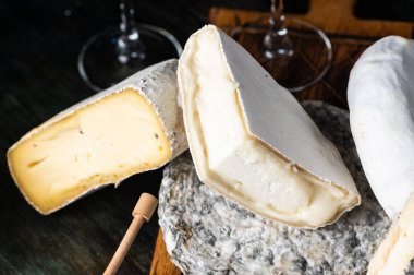 Çeşitli peynir kompozisyonu. Gorgonzola, camembert peyniri. Rokfor, mavi alarm. Ceviz ve şarap. Aperatif ve gurme yemekleri. Kavanozda bal