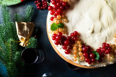 Noel meyveli pastası. Puding. Yeni yıl pastası. Kirazlı pasta. Noel süsü. Xmas tatlısı. Aile kutlaması. Tatil günü. Çocuk oyuncağı. Noel ağacı