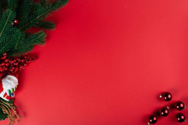 Noel kompozisyonu. Noel süslemeleri, köknar ağacı süslemeleri. Üst görünüm, boşluğu kopyala. Noel düzlüğü, yeni yıl düzlüğü. Yeni yıl 2021. Noel 'de. Yeni yıl geçmişi. Yeni Yıl.