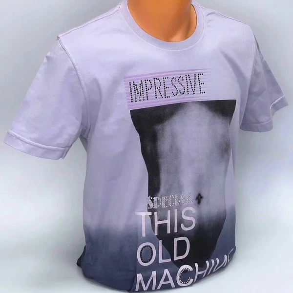bir manken üzerinde kısa kollu erkek t-shirt