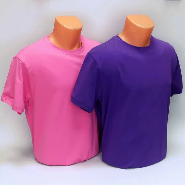 bir manken üzerinde kısa kollu erkek t-shirt