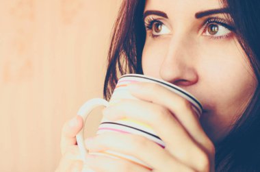 Genç kafkas kadın yatay dikey kopya alanı yakın çay içer. Sonbahar melankoli kavramı