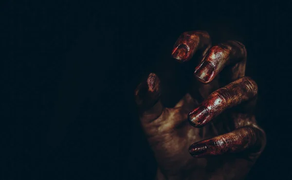 コピー スペースと黒の背景に手を血に汚れたゾンビ ハロウィン不気味なポスター — ストック写真