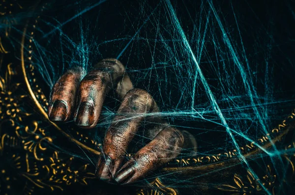 血腥肮脏的死手保持一个古老的框架覆盖着古老的恐怖蜘蛛网 可怕的万圣节黑暗背景 — 图库照片