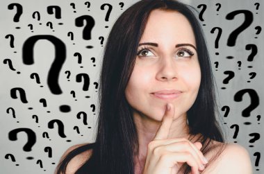 Dalgın genç kadın ve bir sürü soru işaretleri işlem kavramı düşünme