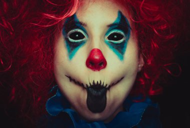 Ürpertici palyaço spooky halloween portre siyah arka plan üzerinde Kapat