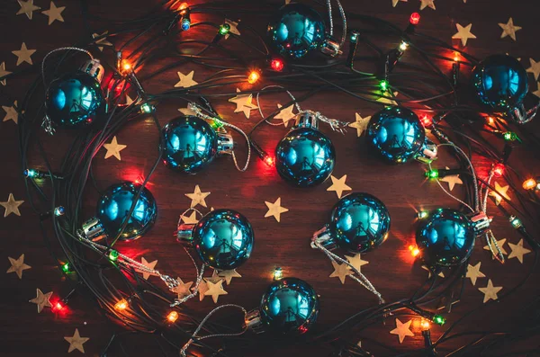 Belas Bolas Natal Azuis Confete Estrela Dourada Uma Grinalda Brilhante — Fotografia de Stock