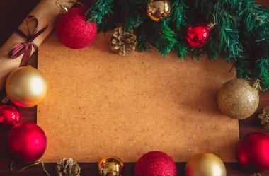 Güzel Noel süsleri, renkli toplar, xmas ağacı, koni ve haddelenmiş tebrik kartı düz bir dalı açayım. Şaşırtıcı geleneksel festival arka plan kopya alanı ile