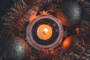 Yanan mum ve Noel süslemeleri üstten görünüm koyu tonda Festival arka plan