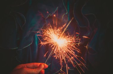 Bengal ışık parıldıyor koyu mavi yeşil zemin üzerine yardım. Güzel ve eğlenceli öznitelik chistmas tatil