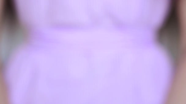 若い女性保持している紫リボン付きギフト ボックスをクローズ アップ — ストック動画
