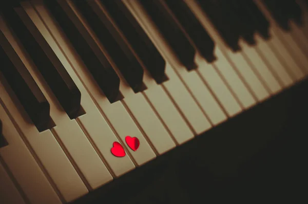 Two Small Red Hearts White Black Keyboard Classic Piano Close — Stok fotoğraf