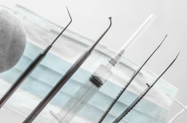 Dişçi aletleri, maske ve beyaz arka plan üstten görünüm şırıngayı kapat