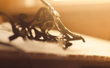 Karnaval maskesi profilde piyano klavye üzerinde dünya tiyatrolar günü bir kavram olarak sıcak güneş ışığı altında yatıyor