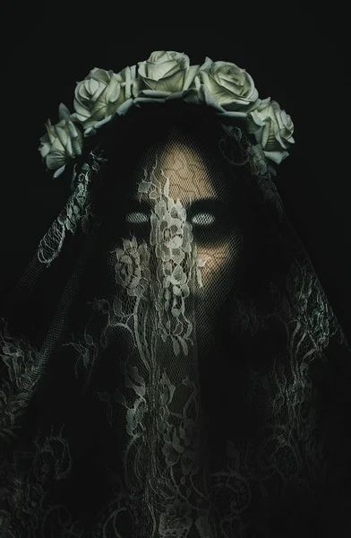令人毛骨悚然的尸体僵尸新娘与白色的空洞的眼睛在黑色的背景 恐怖的万圣节人物和恐怖电影的概念 — 图库照片