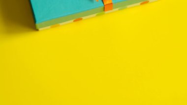 Hediye kutusu çiçek ve küçük kalpler ile hareket eder ve sarı arka plan üstten görünüm açılır kadar durmak devinim kapatın