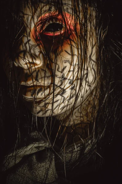 Внутрішня демонічна дівчина з чорними очима і тріснутий портрет шкіри крупним планом — стокове фото